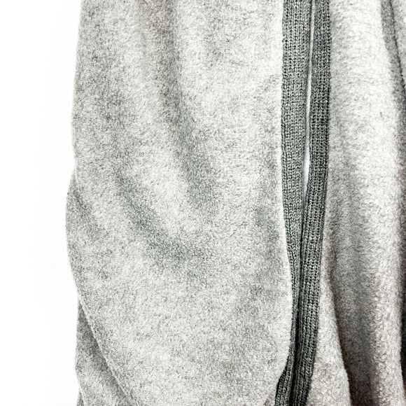 NHL Toronto Maple Leafs Grey & Pink Scarf - Picture 4 of 5